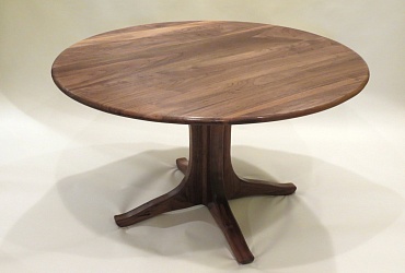 Круглый кухонный стол из массива дуба