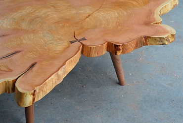 Торцевой стол на деревянных шпильках