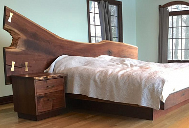 Кровать двуспальная из слэба ореха с тумбочкой