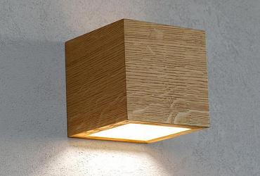 Квадратный настенный светильник из дерева