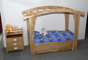 Детская кровать из массива дуба