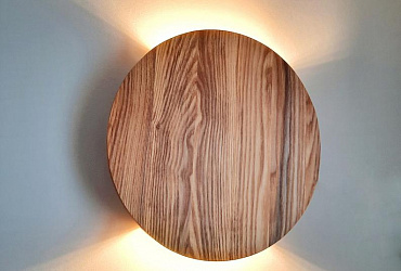 Круглый настенный светильник из дерева фото