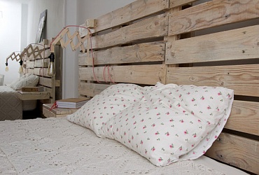Кровать из досок в стиле лофт фото